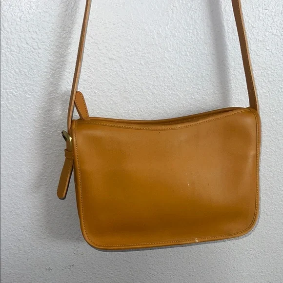 SOLD. 💛 COACH Butterscotch Glove-tanned Cowhide Leather Zippered Crossbody Bag! - Picture 6 of 9